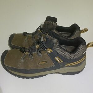 Boys  Keen Hiking Shoes Size 5 or 37 Euro